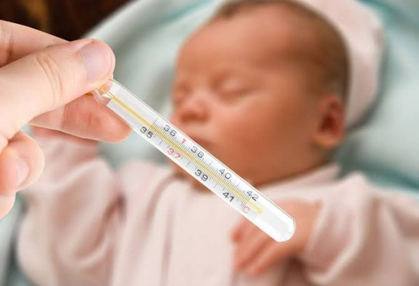 Tanpa Obat, Begini Cara Alami Turunkan Panas Pada Bayi