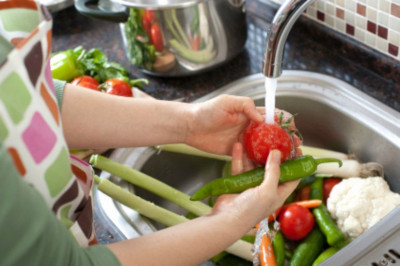 Pentingkah Mencuci Sayur dan Buah Sebelum dikonsumsi?