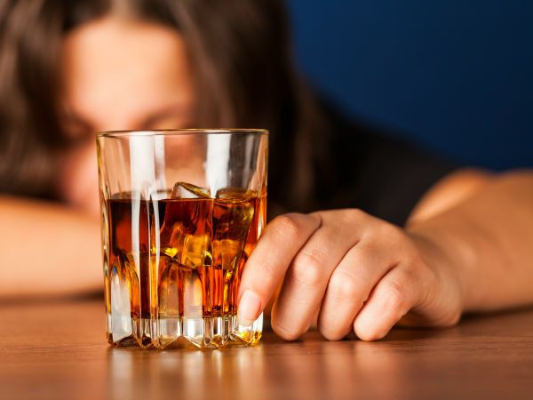 Awas! Terlalu Banyak Minum Alkohol Bisa Bikin Anda Lemah di Ranjang