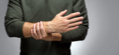 TREMOR (TANGAN GEMETAR) ITU KARENA GANGGUAN MENTAL, MITOS ATAU FAKTA