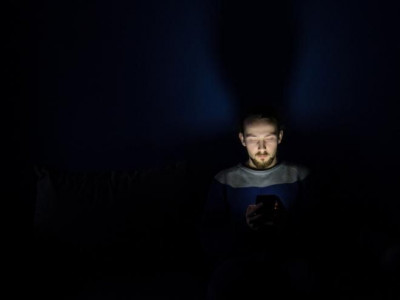 Main Smartphone di Malam Hari Bikin Kadar Gula Darah Melonjak