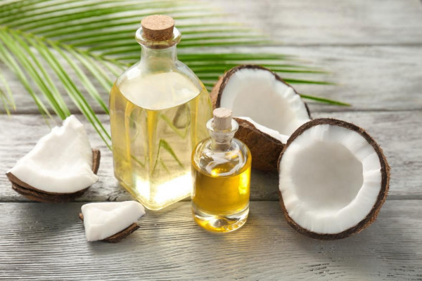 Tips Manfaatkan Minyak Kelapa untuk Hapus Makeup