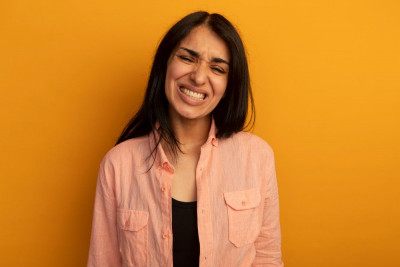 8 TANDA SMILING DEPRESSION, TANDANYA SELALU MERASA SOK KUAT