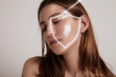 6 MANFAAT SUNSCREEN BAGI KULIT BERJERAWAT, SIMAK YUK!