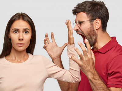 BERHENTI POSESIF! SIMAK 5 TANDA EMOTIONAL ABUSE TERHADAP PASANGAN
