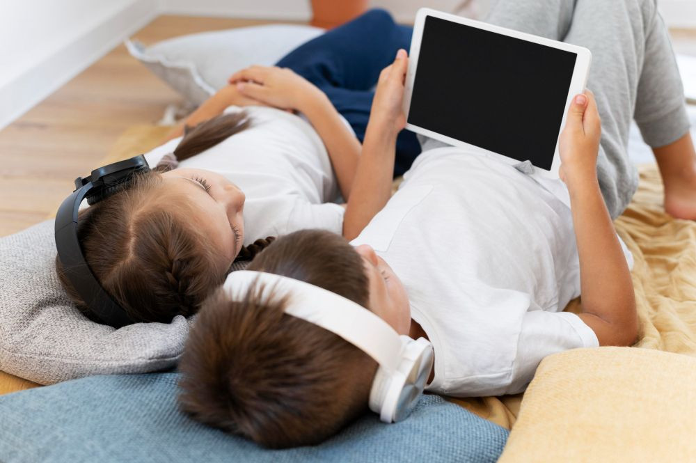 screen time anak, batas screen time anak, screen time yang aman untuk anak, durasi screen time anak menurut WHO, penggunaan gadget pada anak,
efek gadget pada perkembangan anak, yesdok, videocalldokter, konsultasi, 24jam