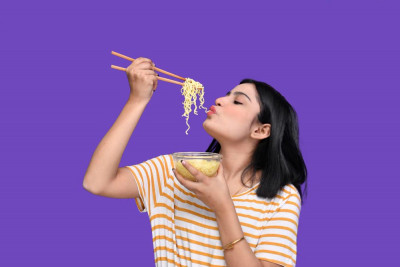 JANGAN MAKAN MIE KESERINGAN, SIMAK BAHAYANYA YUK!
