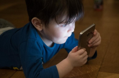 Terlalu Banyak Bermain Gadget Ganggu Perkembangan Otak Anak