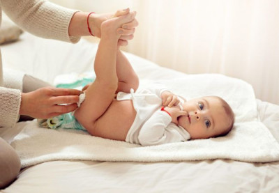 Begini Tekstur dan Warna Kotoran Bayi yang Normal