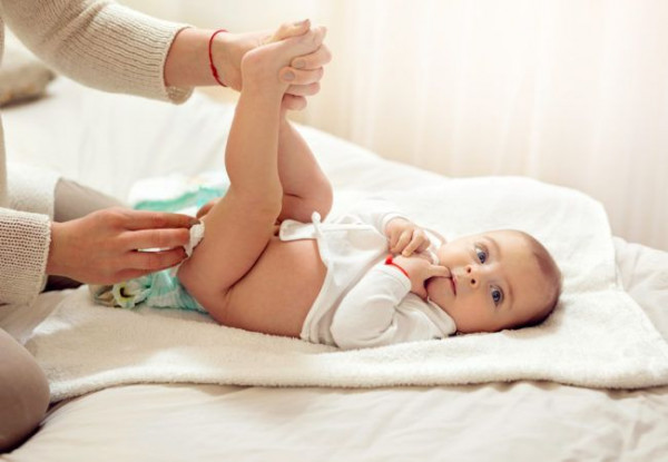 Begini Tekstur dan Warna Kotoran Bayi yang Normal