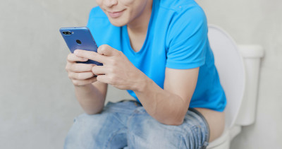 Main Smartphone di Toilet Tingkatkan Risiko Terkena Wasir