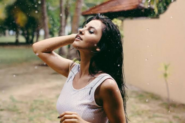 Bahayakah Air Hujan untuk Rambut?