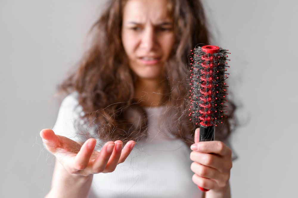 Rambut rontok, tips atasi rambut rontok, penyebab rambut rontok, yesdok, konsultasi, videocalldokter, 24jam.