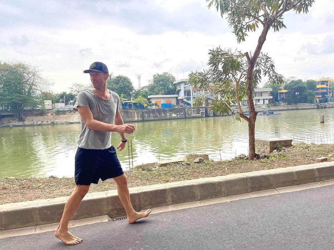 Barefoot, manfaat nyeker, dampak barefoot, resiko nyeker, keuntungan nyeker, chris martin nyeker, konser coldplay jakarta, coldplay, postingan nyeker chris martin, chris martin jogging, yesdok