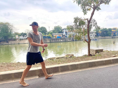EMANG BOLEH SENYEKER INI CHRIS? SIMAK 10 MANFAAT BAREFOOT YUK! COLDPLAY JOINS THE TREND