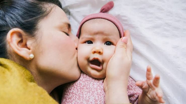 Amankah Bayi Anda Dicium Orang Lain?