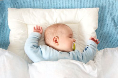 Bayi Tidur Pakai Bantal, Perlu atau Bahaya?