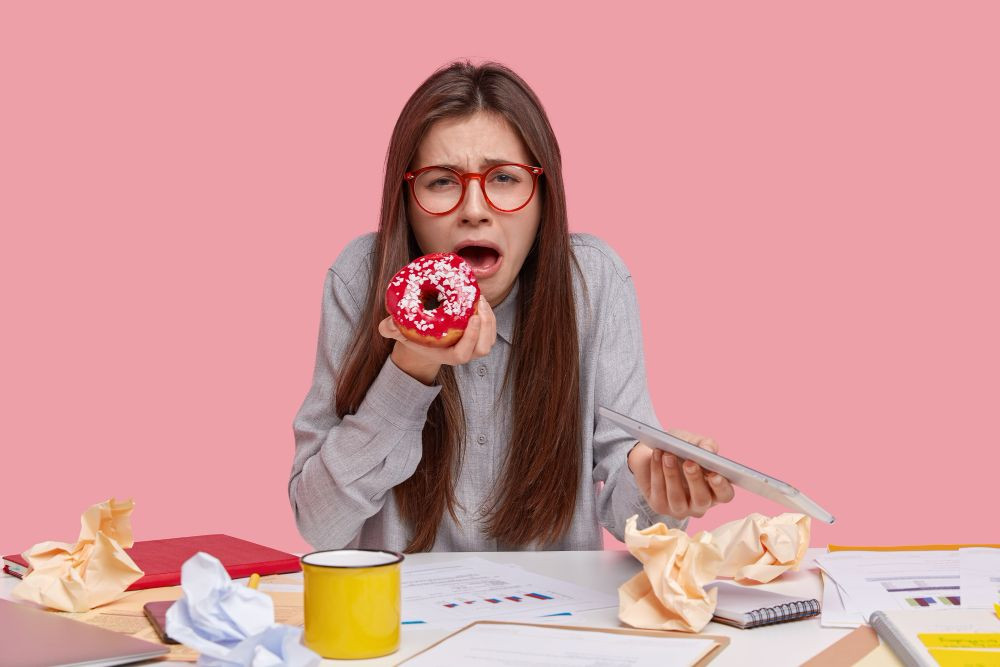 stress eating, stress eating adalah, apa itu stress eating, emotional stress eating, stress eating alternatives, stress eating symptoms, how to stop stress eating, yesdok