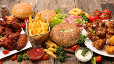Terlalu Banyak Makan Junk Food, Remaja Ini Alami Kebutaan