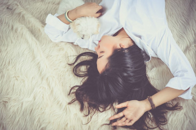 Jauhkan Benda Ini Agar Anda Mendapatkan Kualitas Tidur yang Baik