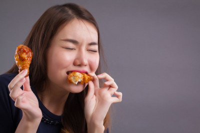 SIMAK 7 BAHAYA MAKANAN PEDAS BAGI TUBUH YUK! JANGAN BIASAKAN BESTIE
