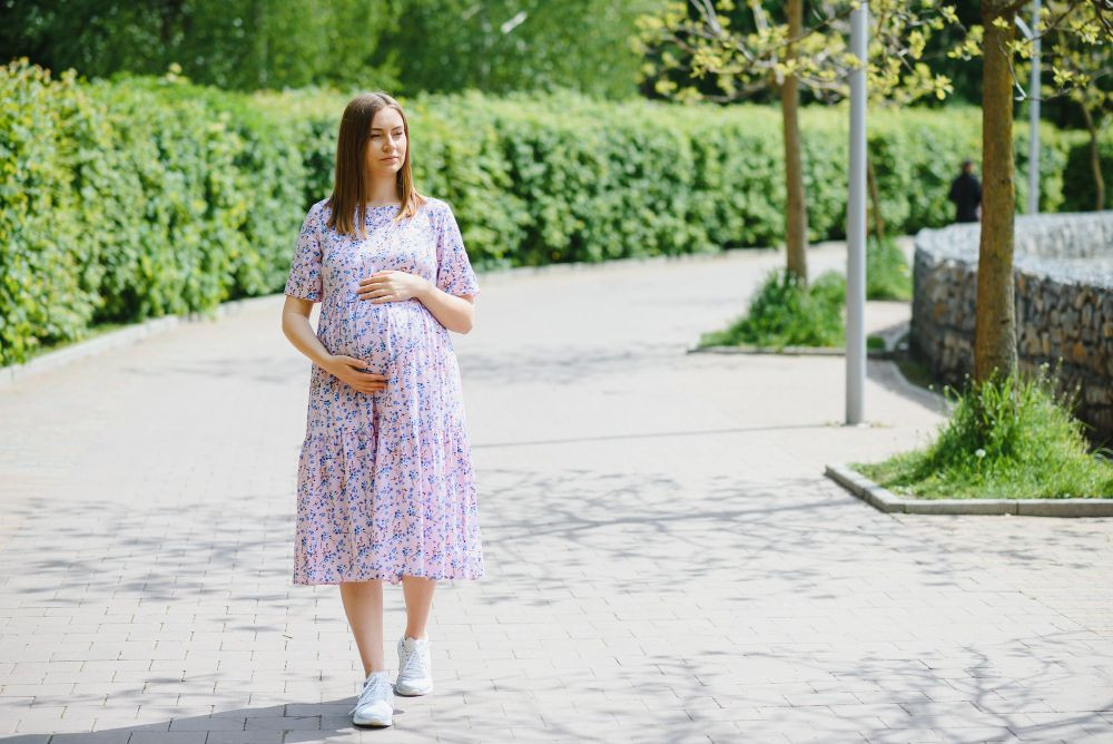 manfaat jalan kaki untuk ibu hamil, manfaat jalan pagi untuk ibu hamil, jalan pagi untuk ibu hamil, jalan kaki untuk ibu hamil 9 bulan, manfaat jalan pagi untuk ibu hamil trimester 3, ibu hamil jalan pagi, yesdok