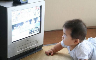 Hati-Hati Sering Ajak Anak Menonton TV Bisa Bikin Terlambat Bicara