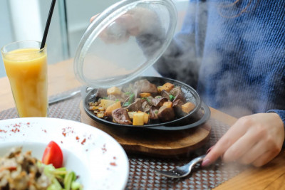 7 BAHAYA MENIUP MAKANAN SAAT PANAS