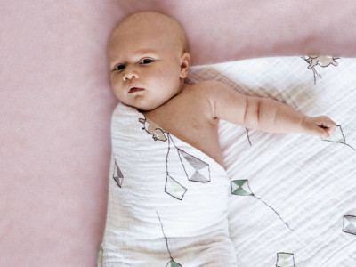 Manfaat dan Cara Aman Bedong Bayi Newborn