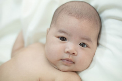 6 PENYEBAB FLAT HEAD SYNDROME (KEPALA DATAR) PADA BAYI
