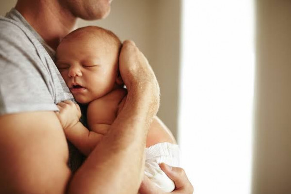 Cara Sederhana bagi Ayah Jalin Ikatan pada Bayi
