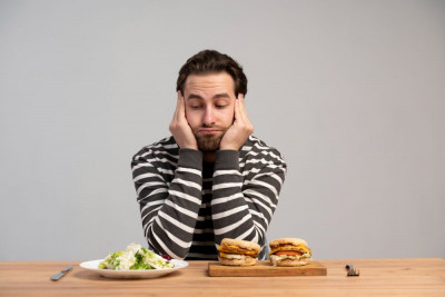 SIMAK 8 EFEK BURUK SERING TELAT MAKAN YUK!