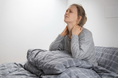6 CARA ATASI SAKIT LEHER SETELAH BANGUN TIDUR