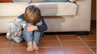 RISIKO MENGIDAP CHILDHOOD EMOTIONAL NEGLECT