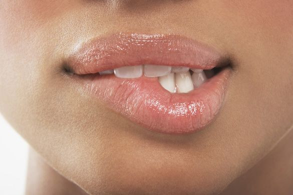 Mengapa Anda Menggigit Bibir Ketika Gugup?
