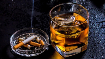Kebiasaan Merokok dan Minum Alkohol Picu Osteoporosis Lebih Dini