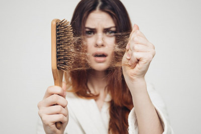 Rambut Rontok? Hati-Hati Tanda Penyakit Ini