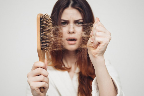 Rambut Rontok? Hati-Hati Tanda Penyakit Ini