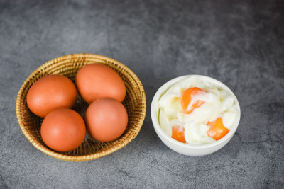 APAKAH TELUR SETENGAH MATANG AMAN? SIMAK 5 MANFAATNYA YUK
