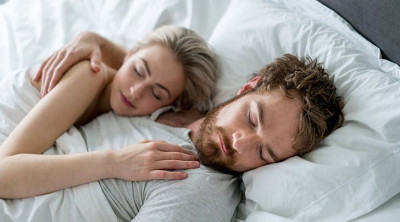 4 Perbedaan Biologis Pria dan Wanita Saat Tidur