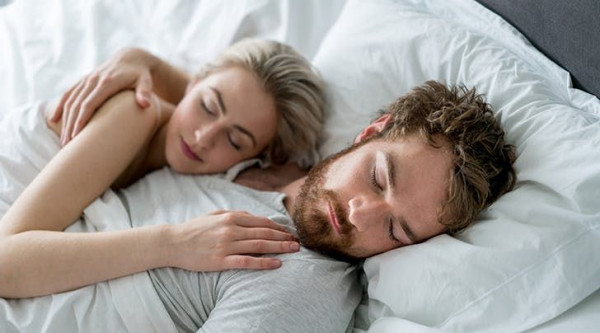 4 Perbedaan Biologis Pria dan Wanita Saat Tidur