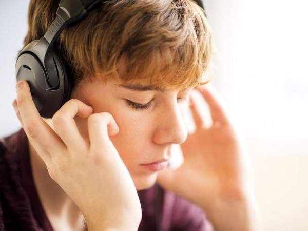 Ini Bahaya Menggunakan Headphone Terlalu Sering