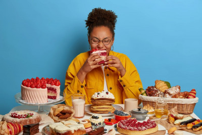 6 TANDA MENGIDAP BINGE EATING, SALAH SATUNYA SERING MAKAN PORSI BESAR