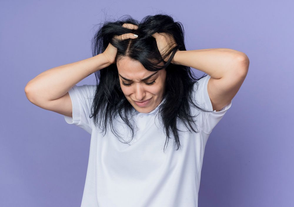 ketombe, kulit kepala kering, dandruff, penyebab ketombe, bedanya ketombe dan kulit kepala kering, perbedaan ketombe dan kulit kepala kering, yesdok, konsultasi, videocalldokter, 24jam