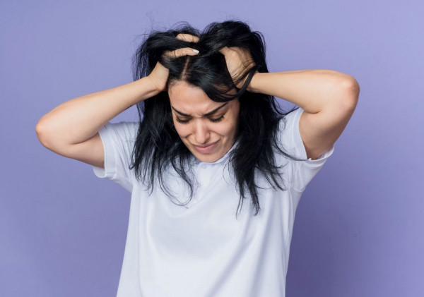 ketombe, kulit kepala kering, dandruff, penyebab ketombe, bedanya ketombe dan kulit kepala kering, perbedaan ketombe dan kulit kepala kering, yesdok, konsultasi, videocalldokter, 24jam