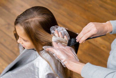 5 RESIKO MEWARNAI RAMBUT DALAM KESEHATAN