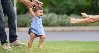 Cara Seru Melatih Si Kecil Belajar Berjalan