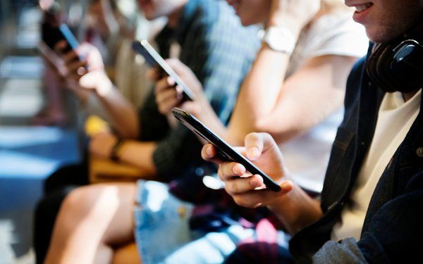 Terlalu Banyak Menggunakan Smartphone Tidak Berpengaruh Pada Kesehatan Mental