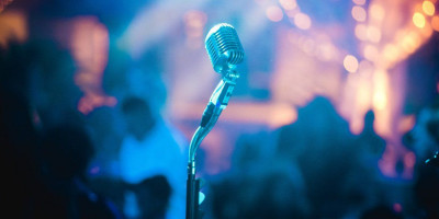 Terlalu Semangat Berkaraoke, Pria Ini Dilarikan ke Rumah Sakit