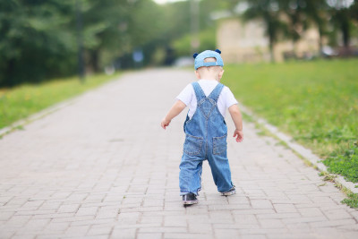 ANAK BERJALAN JINJIT (TIPTOE WALKING), APAKAH NORMAL?